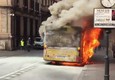 Bus in fiamme, un boato e poi la paura © ANSA