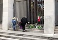 Trieste, i cittadini depongono fiori davanti alla Questura © ANSA