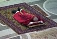 Celebrazione della Passione, Papa si prostra a terra © ANSA