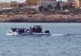 Lampedusa, gommone carico di giornalisti verso la Sea Watch © ANSA