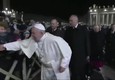 Papa Francesco si divincola da fedele troppo espansiva © Ansa