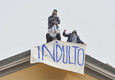 La protesta dei detenuti sul tetto del carcere di San Vittore a Milano © Ansa