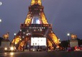 Coronavirus, la Tour Eiffel si illumina per omaggiare i lavoratori essenziali © ANSA