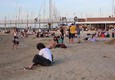 Fase 2, a Rimini ragazzi in spiaggia si godono aperitivo e liberta' post quarantena © ANSA