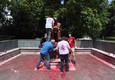 Milano, un gruppo di cittadini ripulisce la statua vandalizzata di Indro Montanelli © ANSA
