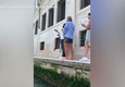 Venezia, due turisti fanno il bagno nel Canal Grande © ANSA