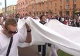 Bielorussia, manifestanti abbracciano gli agenti e depositano fiori nei loro scudi © ANSA