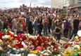 Minsk, folla depone fiori dove e' morto un manifestante © ANSA