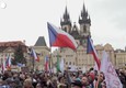 Praga, migliaia in piazza senza mascherina per protestare contro le nuove restrizioni anticovid © ANSA