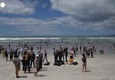 Covid, Citta' del Capo: i residenti infrangono il divieto di frequentare le spiagge © ANSA