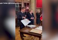 Macron consegna a Merkel la Legion d'onore e lei si commuove © ANSA