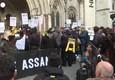 Assange, la Corte Gb ribalta il verdetto contro l'estradizione Usa: proteste all'esterno © ANSA