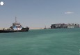 Ha iniziato a muoversi la nave portacontainer incagliata nel Canale di Suez © ANSA