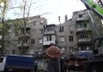 Ucraina, bombardamenti a Mykolaiv: tra i detriti e le macerie degli edifici distrutti (ANSA)