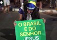 Elezioni Brasile, sostenitori di Bolsonaro pregano durante lo spoglio © ANSA