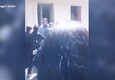Proteste in Iran, studentesse di Karaj allontanano un uomo dalla loro scuola (ANSA)