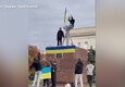 Ucraina, gli abitanti di Kherson issano una bandiera dopo il ritiro russo © ANSA