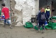 Casamicciola, la catenda di solidarieta' dei giovani dell'isola al lavoro nel fango (ANSA)