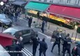 Parigi, 5 agenti feriti durante scontri nel quartiere curdo © ANSA