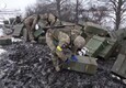 Ucraina, l'esercito raccoglie le munizioni di un carrarmato russo distrutto © ANSA