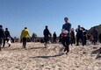 Ucraina, volontari sulla spiaggia di Odessa riempiono sacchi di sabbia per le protezioni © ANSA