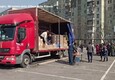 Ucraina, i militari russi consegnano acqua e cibo agli abitanti di Mariupol © ANSA
