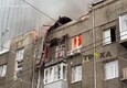 Ucraina, le conseguenze dei bombardamenti a Kharkiv: incendio in un edificio © ANSA
