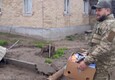 Ucraina, Gostomel: i militari portano viveri nella casa di un'anziana © ANSA