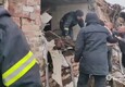 Bombardamenti nel Donetsk, soccorritori al lavoro tra le macerie © ANSA
