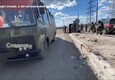 Il trasporto a bordo di mezzi russi dei soldati feriti all'Azovstal (ANSA)