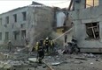 A Odessa i soccorritori spengono l'incendio dopo il bombardamento © ANSA