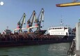 Ucraina, prima nave mercantile in partenza da Mariupol dalla caduta della citta' © ANSA