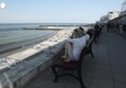 Ucraina, spiagge chiuse: a Odessa si fa il bagno tuffandosi dal molo © ANSA