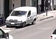 Ruba furgone e investe tre persone nel Napoletano: il video del furto © ANSA