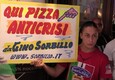 Napoli, folla in via Tribunali in risposta a Briatore: 'Pizza piatto popolare' (ANSA)