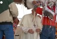Capo nativi dona al papa copricapo indigeno canadese © ANSA