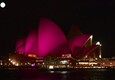La Sydney Opera House si illumina di rosa per rendere omaggio a Olivia Newton-John © ANSA