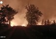 Incendi in Francia, nella notte i pompieri combattono le fiamme in Gironda (ANSA)