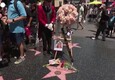 I fan rendono omaggio a Olivia Newton-John sulla Hollywood Walk of Fame © ANSA