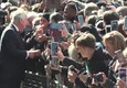 Re Carlo e il principe William incontrano la gente in fila per l'ultimo saluto alla regina © ANSA