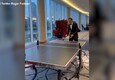 Federer, sfida scherzosa a ping pong con l'argentino Schwartzman © ANSA
