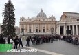 Ratzinger, tra i fedeli in fila a San Pietro per l'omaggio al Papa emerito © ANSA