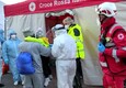 Migranti, la Geo Barents alla Spezia: la prima bimba riceve assistenza (ANSA)