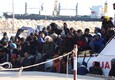 Migranti, barcone con 300 a bordo approdato a Pozzallo (ANSA)