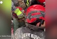 Terremoto in Turchia, donna estratta viva dalle macerie a Diyarbakir (ANSA)