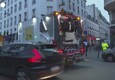 Francia: riforma pensioni, i netturbini puliscono le strade di Parigi dopo la protesta (ANSA)