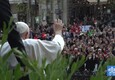 Papa in Ungheria, il saluto alla folla fuori dalla Basilica di Santo Stefano © ANSA