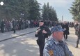 Mosca, in centinaia al funerale del blogger russo Tatarsky © ANSA
