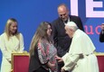 Alcune future mamme incontrano il papa: 'Ci ha donato un rosario' © ANSA