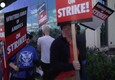 Hollywood si blocca la prima volta in 15 anni, sceneggiatori in sciopero per una paga piu' alta © ANSA